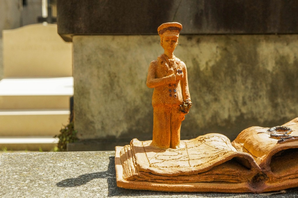 Ornement en forme de livre sur une tombe